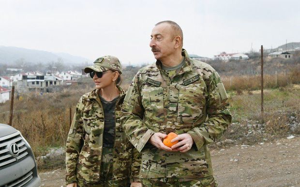 Ильхам Алиев и Мехрибан Алиева направляются в Шушу - ВИДЕО