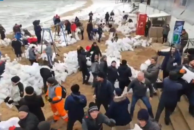 Odessada insanlar qum torbaları ilə müdafiə səddi qururlar - VİDEO